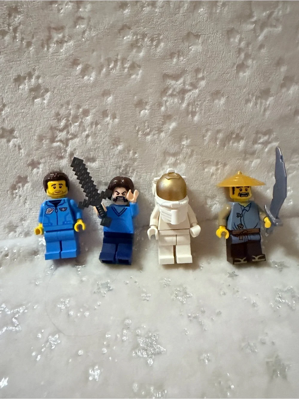 Lego mixed lot with recon Lego and small pieces w minifigures